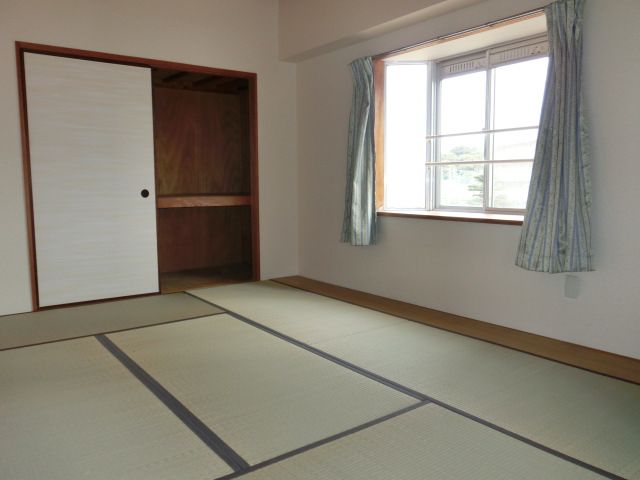 Living and room. Bay window with a Japanese-style room