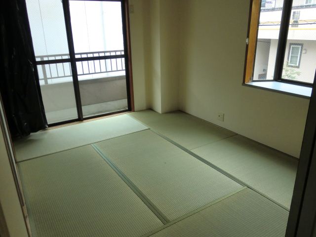 Living and room. Bright Japanese-style room! There is also a bay window! 