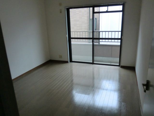 Living and room. Western-style room is the size of 7.5 tatami! 