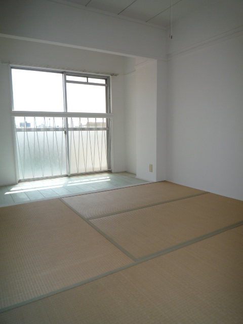 Other room space. 4.5 Pledge 1.5 Pledge with plates of the tatami