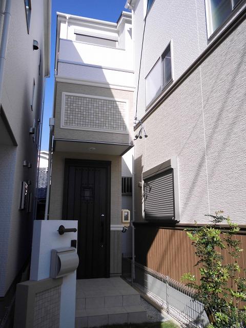 Local appearance photo. B Building