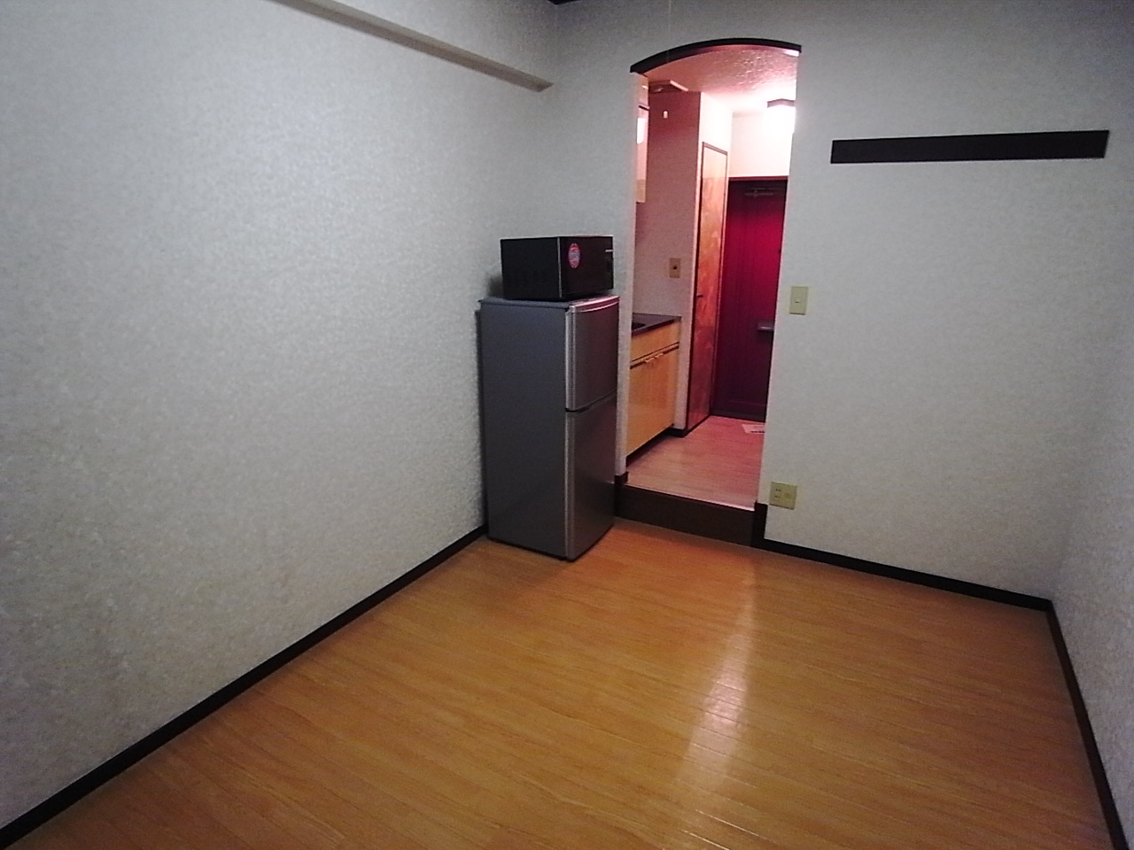 Living and room. Western-style 6 Pledge refrigerator ・ Microwave we will prepare.