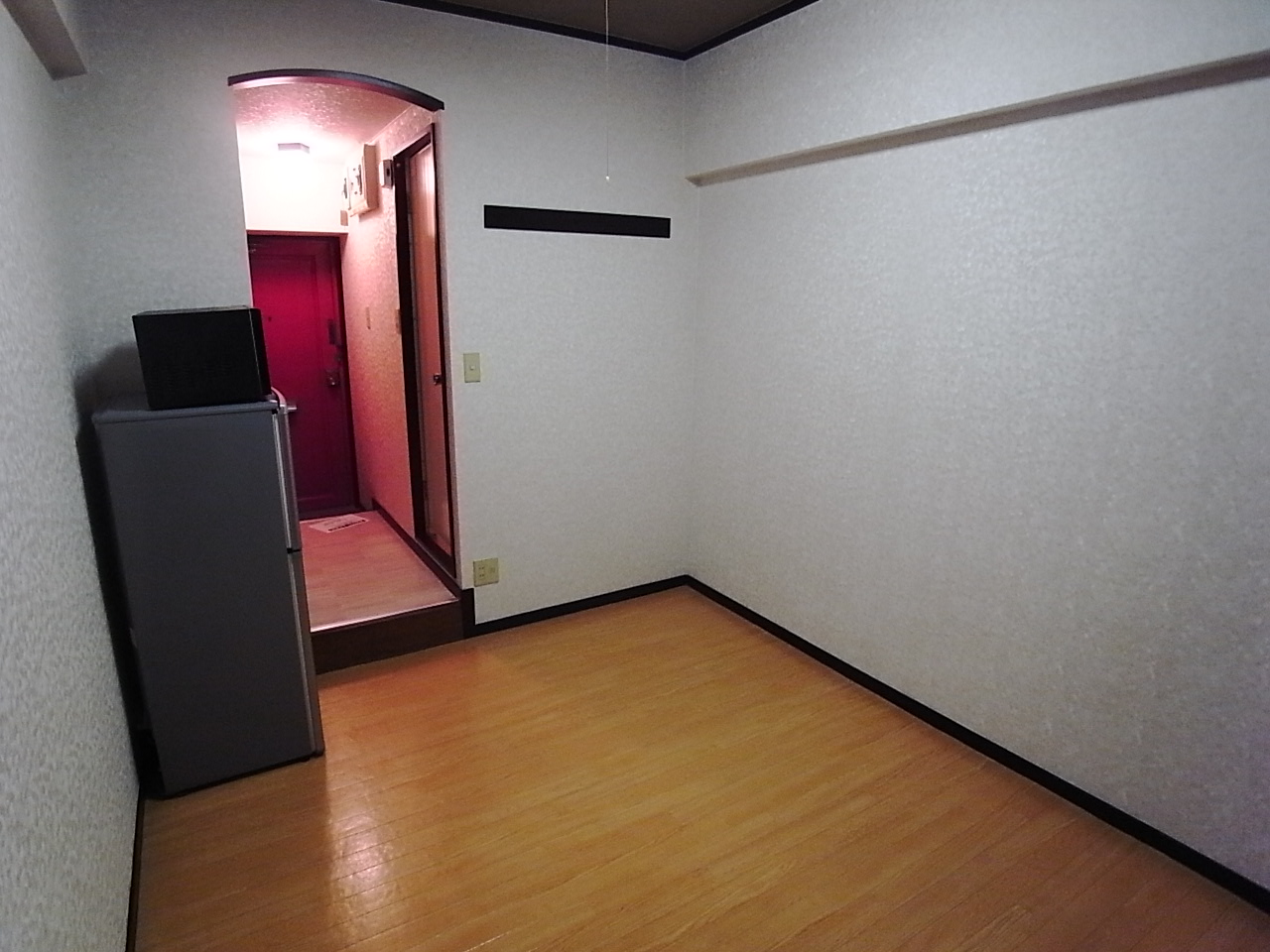 Living and room. Western-style 6 Pledge refrigerator ・ Microwave we will prepare.
