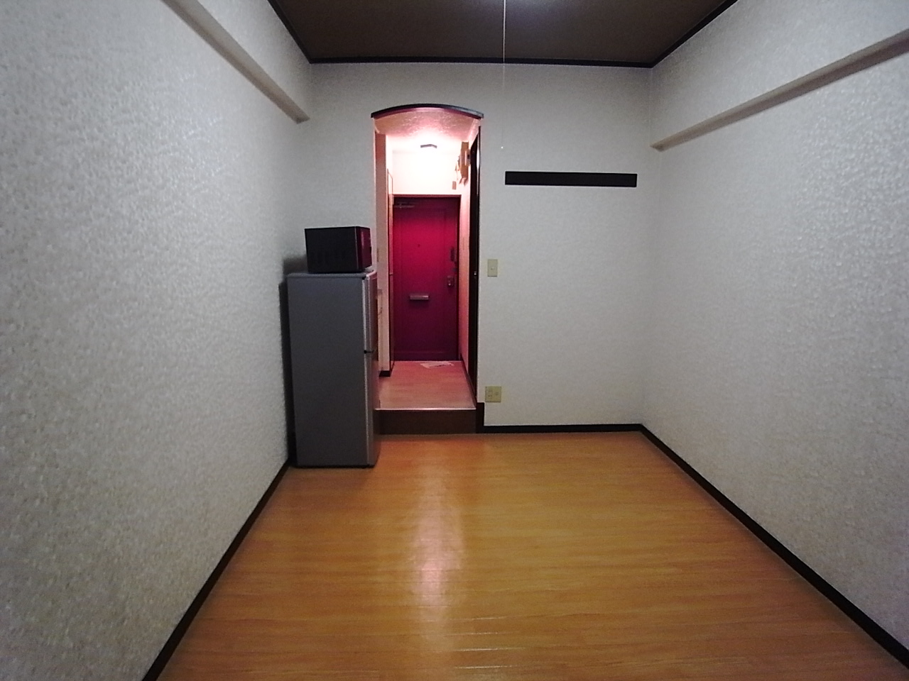 Living and room. Western-style 6 Pledge refrigerator ・ Microwave we will prepare.