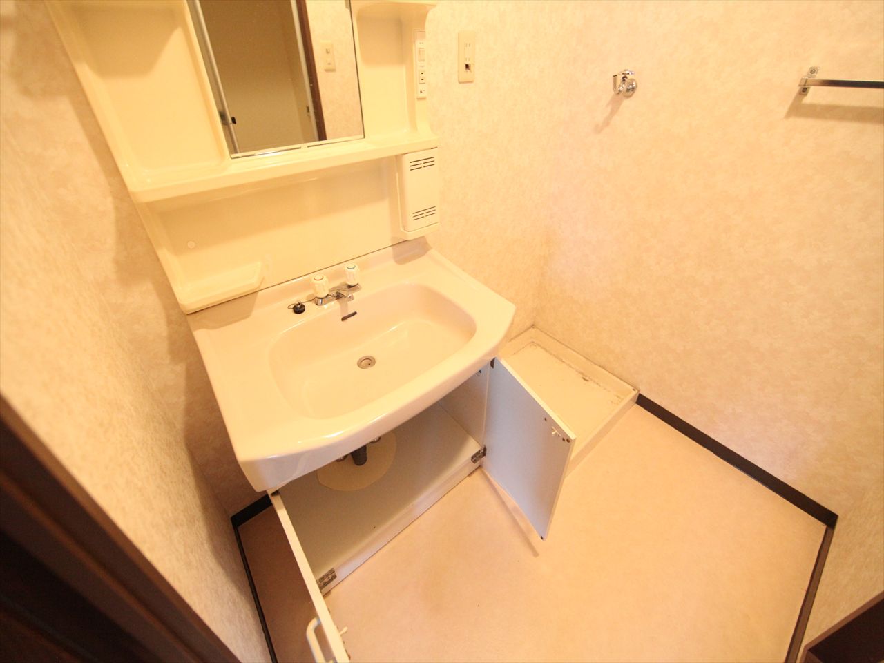 Washroom. Dressing room Independent wash basin You can washing machine available