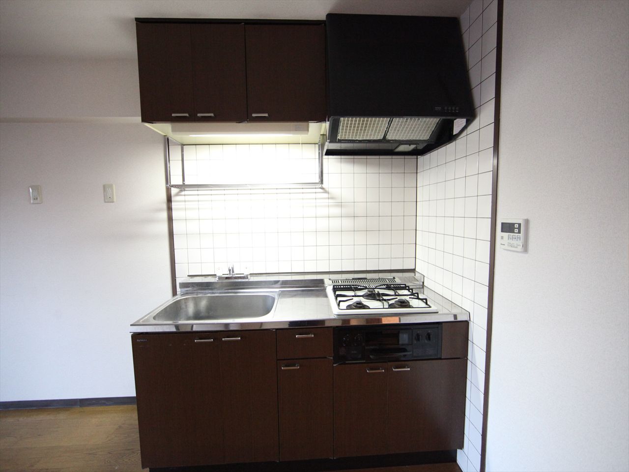 Kitchen. System kitchen (gas three-necked ・ With grill)