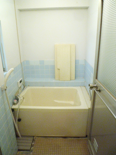 Bath. Reheating equipment with bathroom