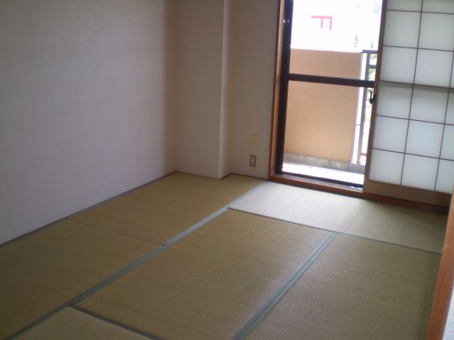 Living and room. Japanese-style room facing south