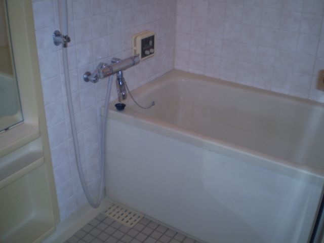 Bath. Clean bathrooms