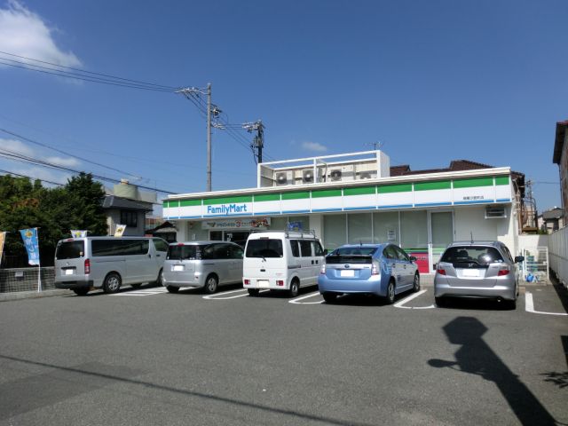 Convenience store. 750m to Family Mart (convenience store)