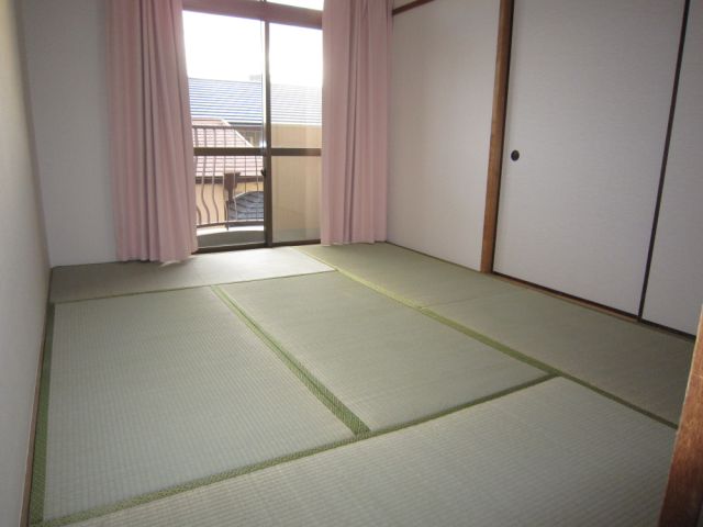 Other room space. Japanese-style room to settle!