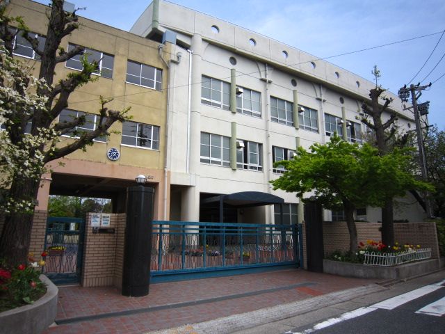 Primary school. Municipal Shioji up to elementary school (elementary school) 330m