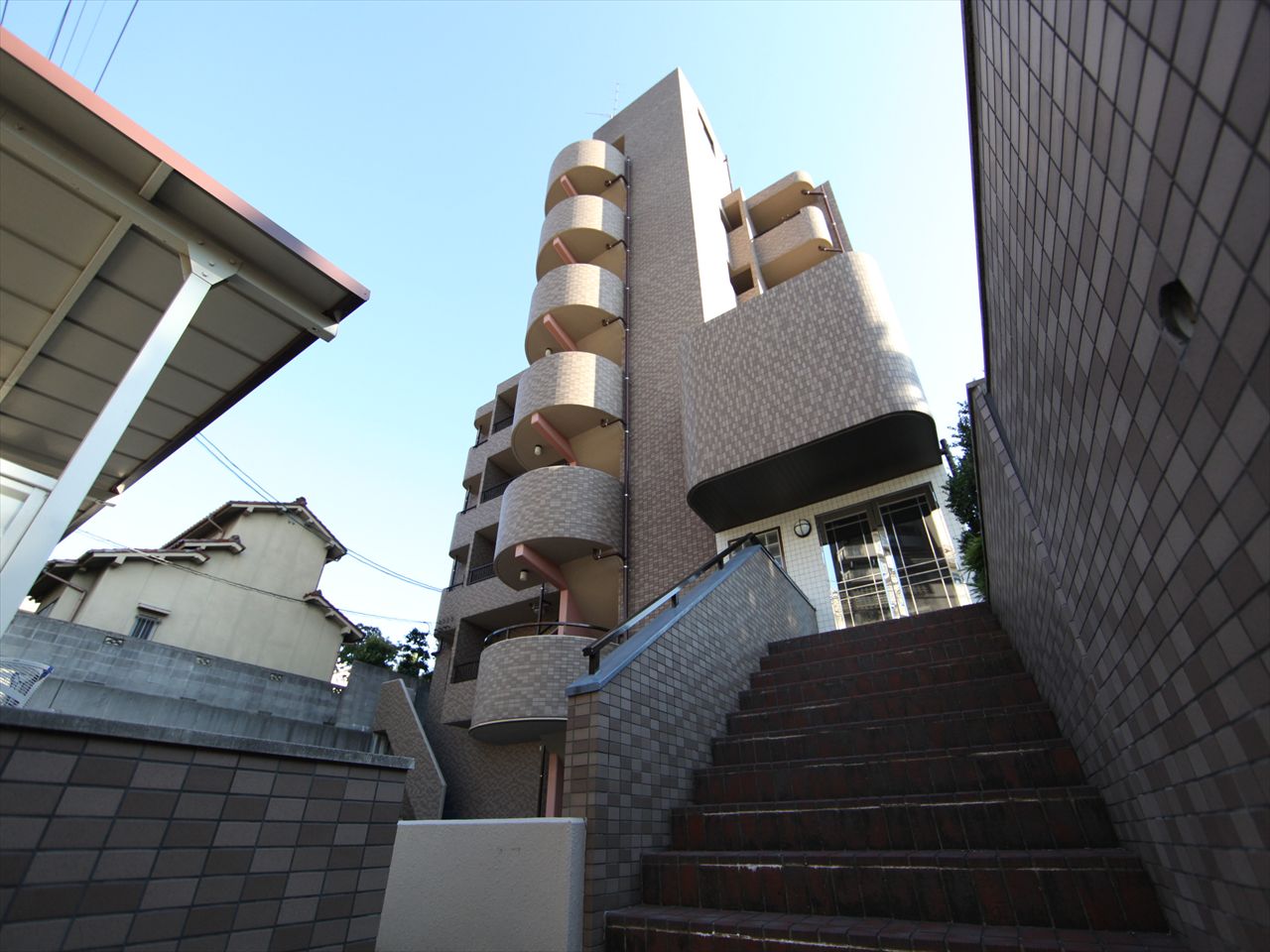 Building appearance. appearance Zenshitsuminami-facing balcony