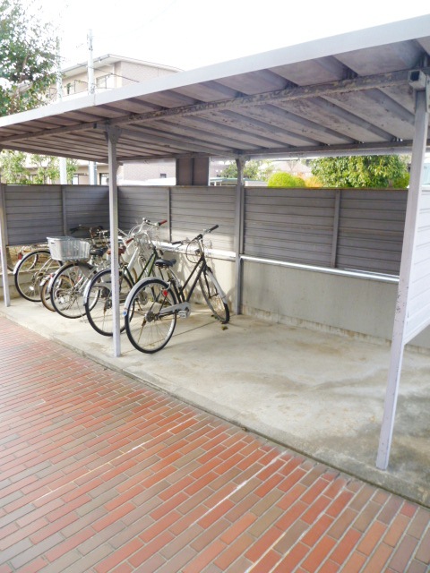 Other common areas. Covered bicycle parking ◇