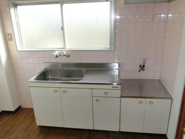 Kitchen. With a clean sink, You Hakadori also dishes! 