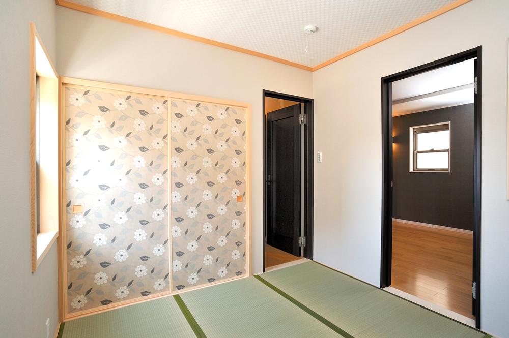 Building plan example (introspection photo). Modern Japanese-style room that uses a cross patterned to sliding door of (our construction cases) closet. 