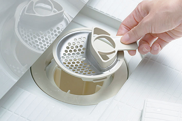 Bathing-wash room.  [Swish swish and clean the drain outlet] Care Ease of drainage outlet with a fluorine coating to prevent dirt. Also, Stainless steel hair catcher will clean up every nook and corner only with a sponge (same specifications)