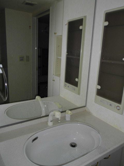 Wash basin, toilet. Room (May 2013) Shooting