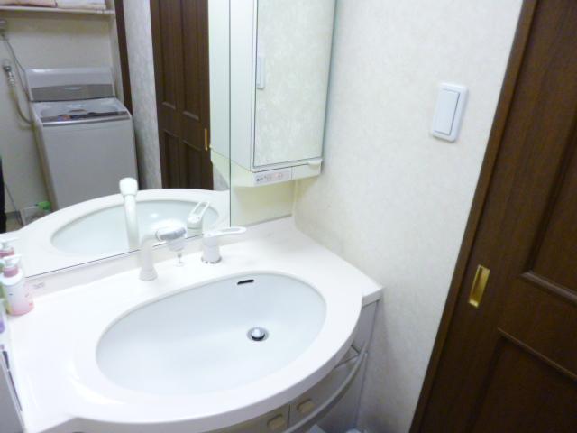 Wash basin, toilet. Indoor (12 May 2013) Shooting