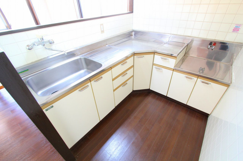 Kitchen. L is shaped counter kitchen.