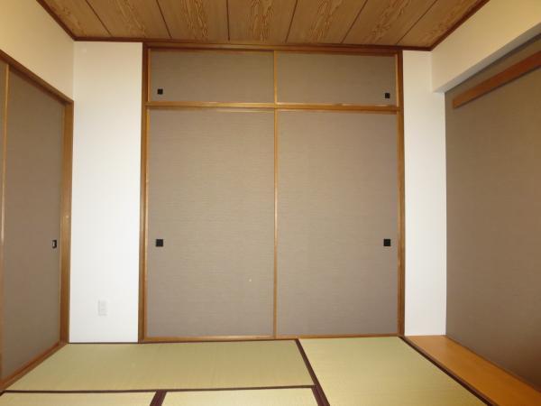 Non-living room. It has decided Japanese-style cross re-covering.