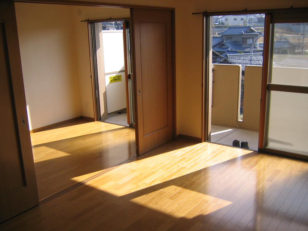 Living and room. South-facing veranda sunny! Bay window there ventilation also ◎