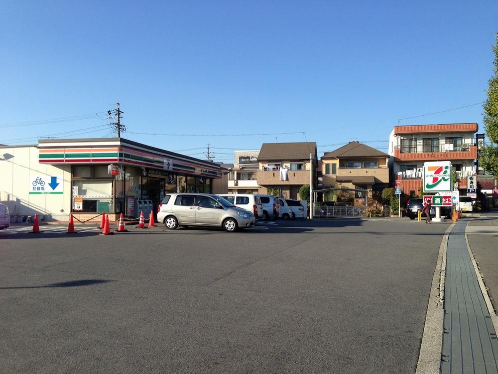 Convenience store. 640m to Seven-Eleven