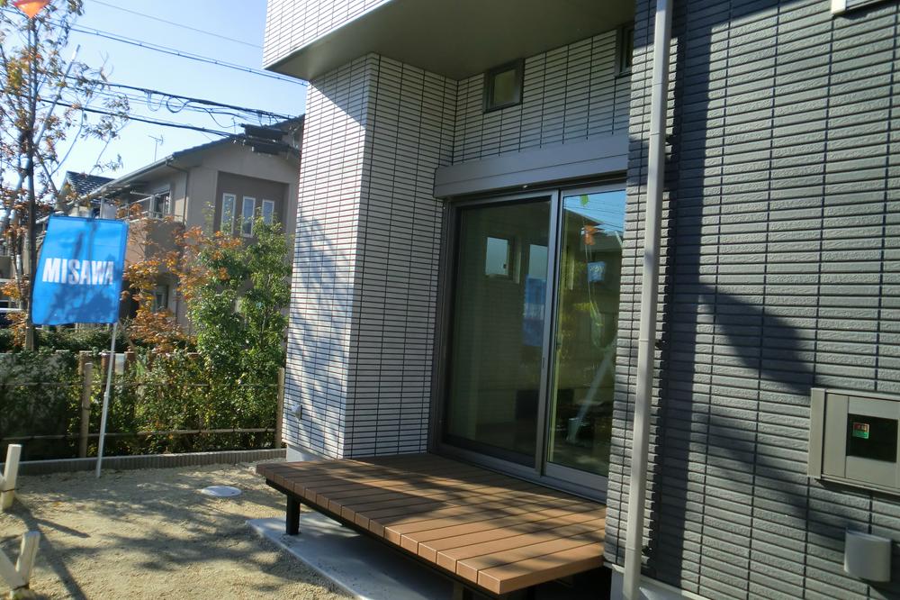 Local appearance photo. Wood deck leading to the garden from the A-15 Building Living, Refreshing reunion space. (2013 November shooting)
