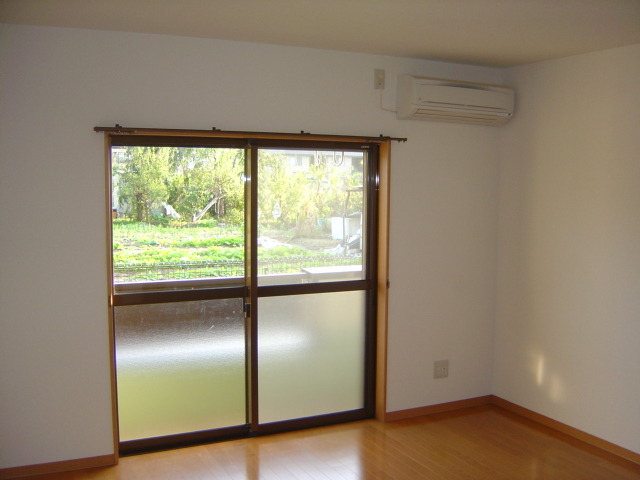 Living and room. Plug the bright sunlight from the south-facing veranda! Air-conditioned