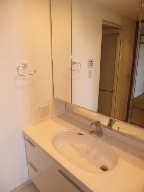 Wash basin, toilet. Indoor (June 2013) Shooting