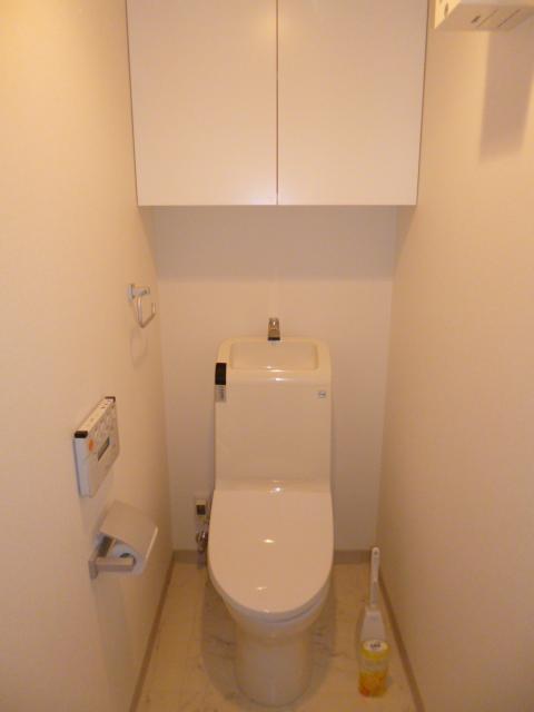 Wash basin, toilet. Indoor (June 2013) Shooting