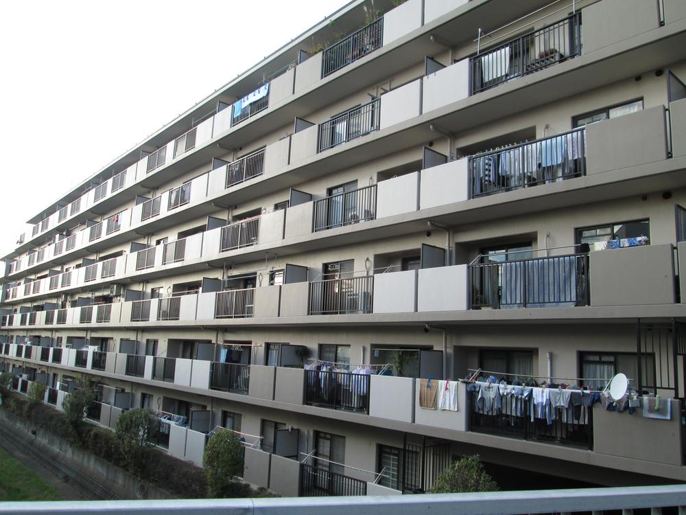 Local appearance photo. Apartment south appearance