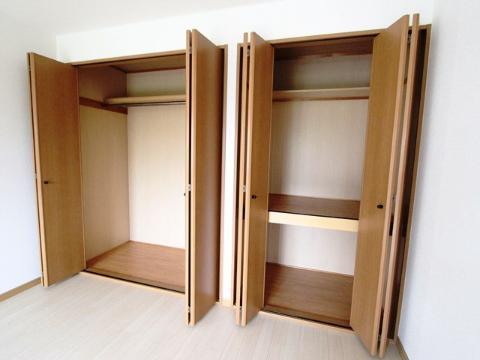 Other room space. South Western-style closet