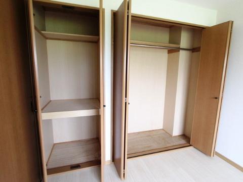 Other room space. North Western-style closet