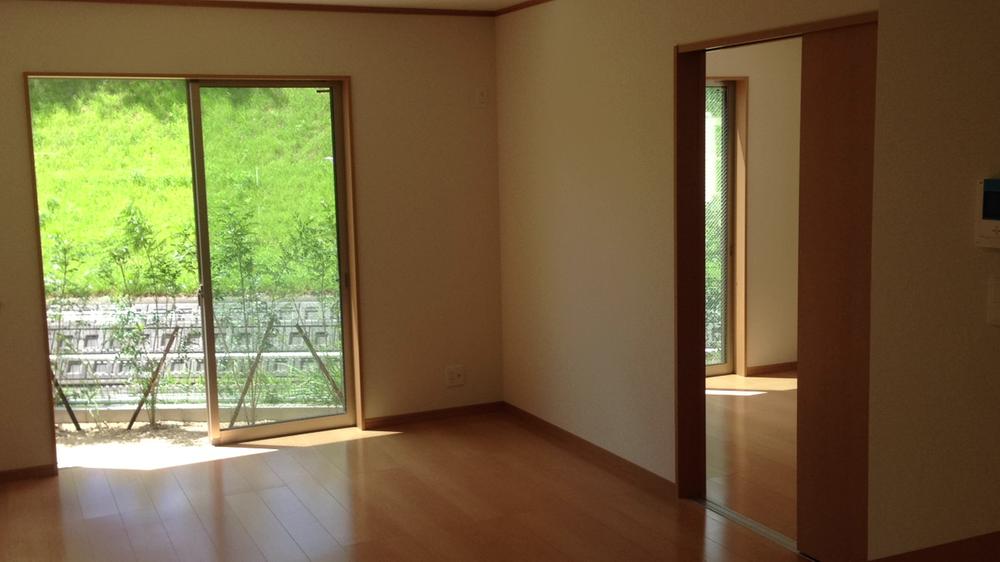 Same specifications photos (living). It will be similar to a reference image. Each building, Spacious and in Tsuzukiai. In the private room staying of Sleepy space and parents of children, Also to her husband's hobby room. Also variously use in conjunction with the growth of the child. 