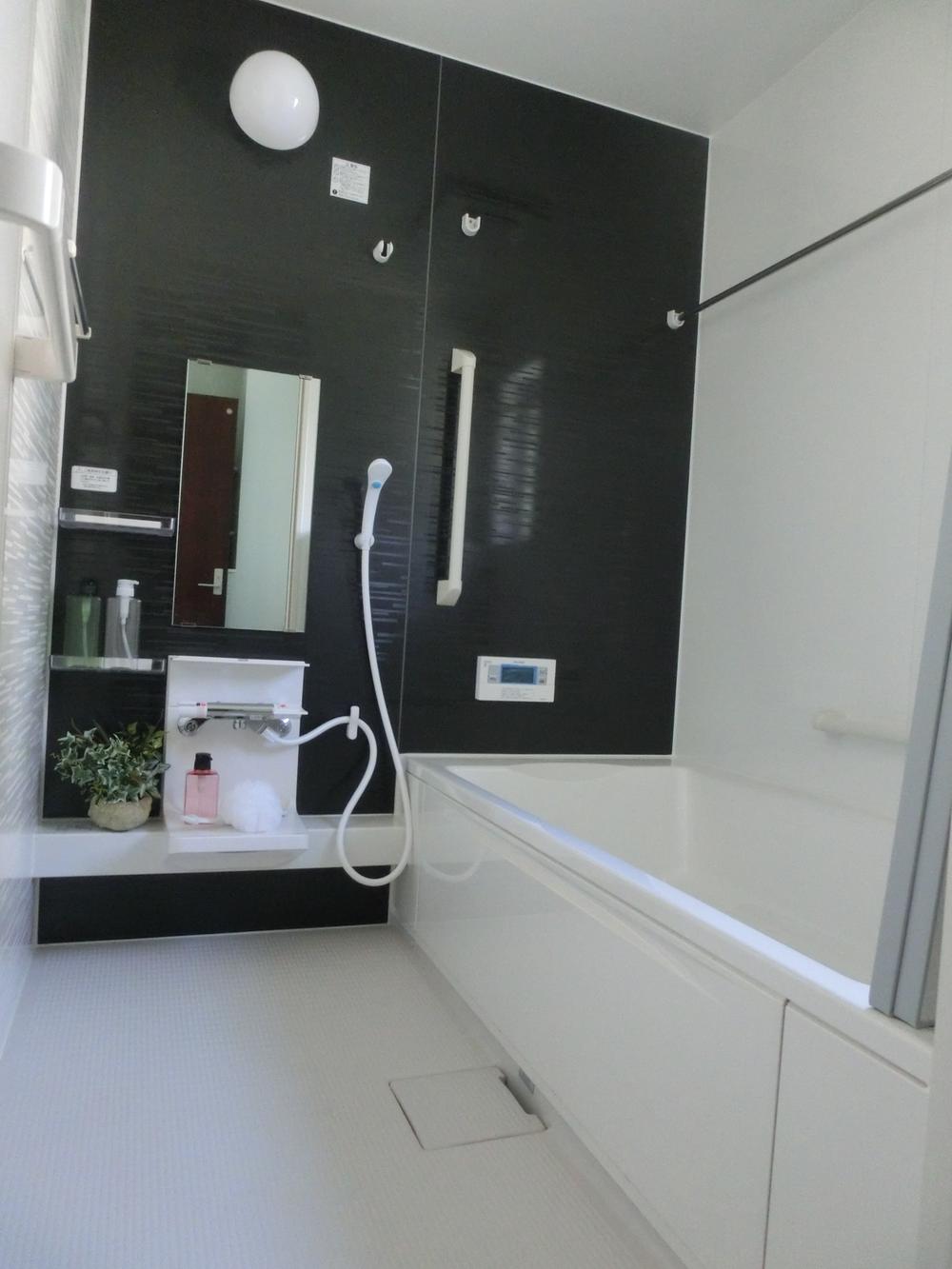 Bathroom. With bathroom heating drying function, It is spacious likely put off the foot (11 May 2013) Shooting