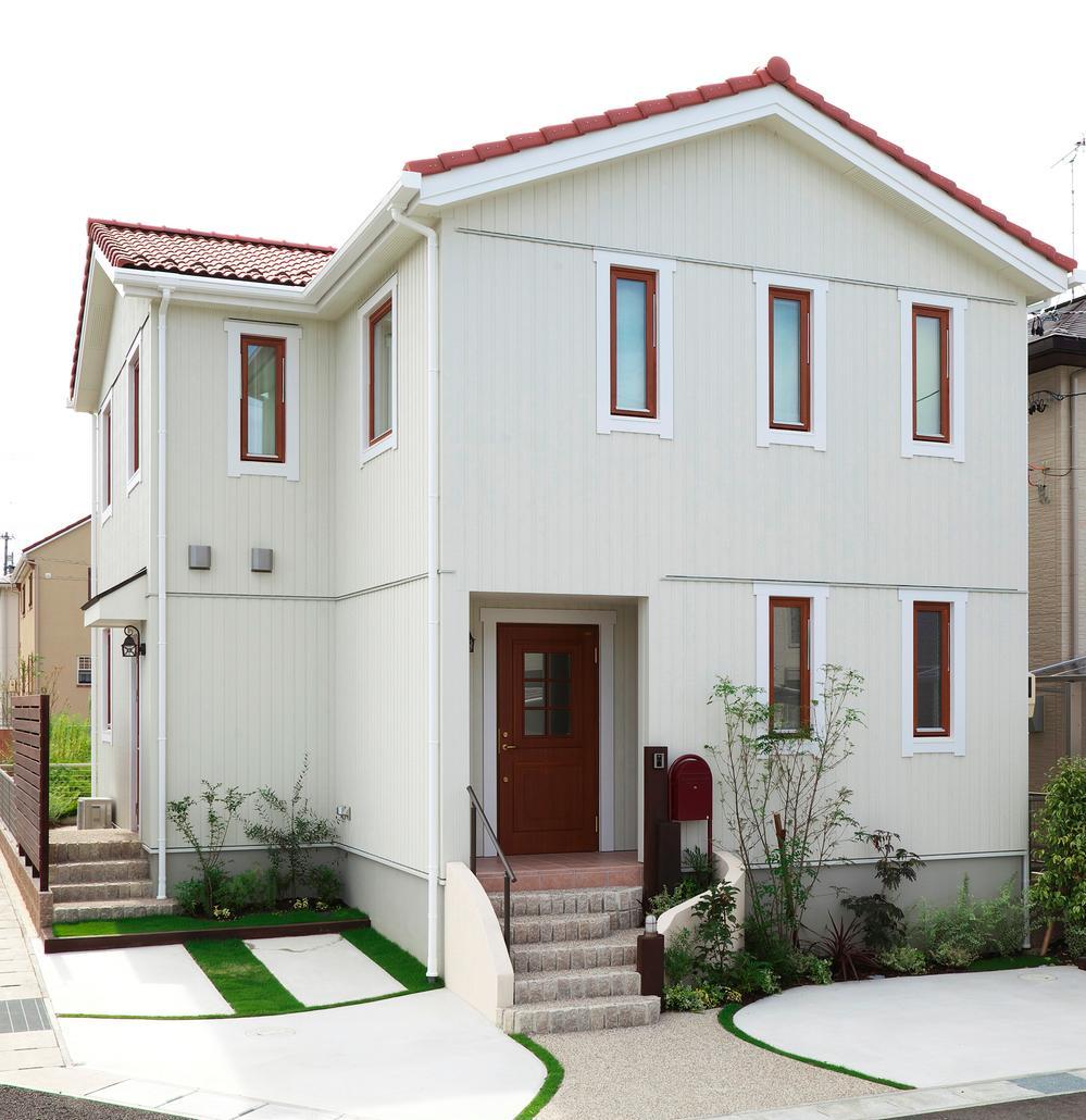 Local appearance photo. Pure white walls and red appearance of the roof seems to imported housing.