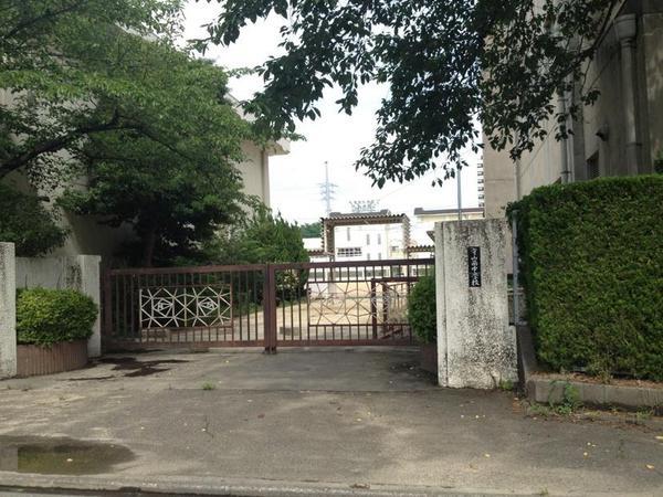 Junior high school. 916m to Nagoya Municipal Moriyama West Junior High School