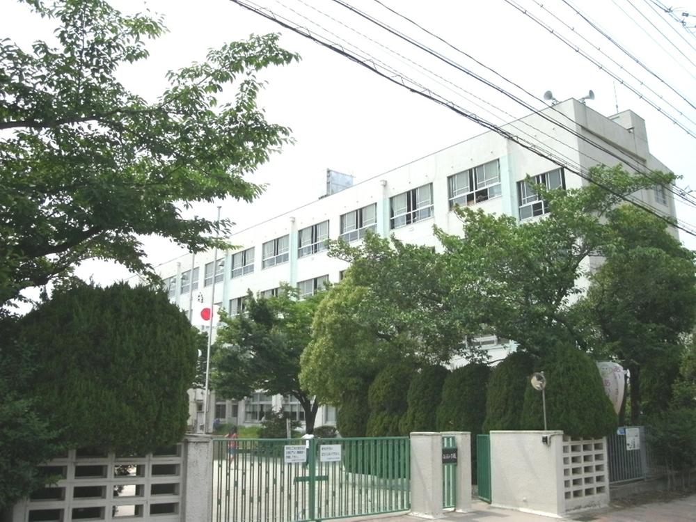 Primary school. Shirasawa until elementary school 920m