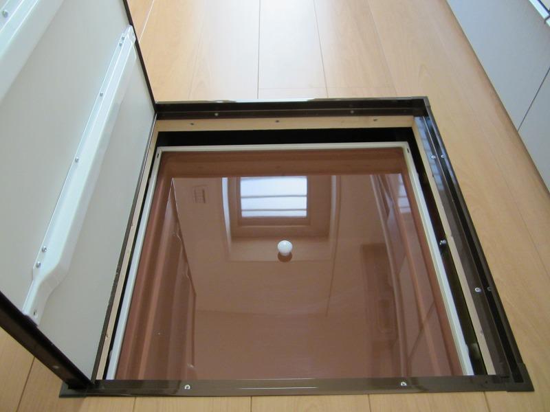 Same specifications photos (Other introspection). Sliding under the floor storage (same specifications)