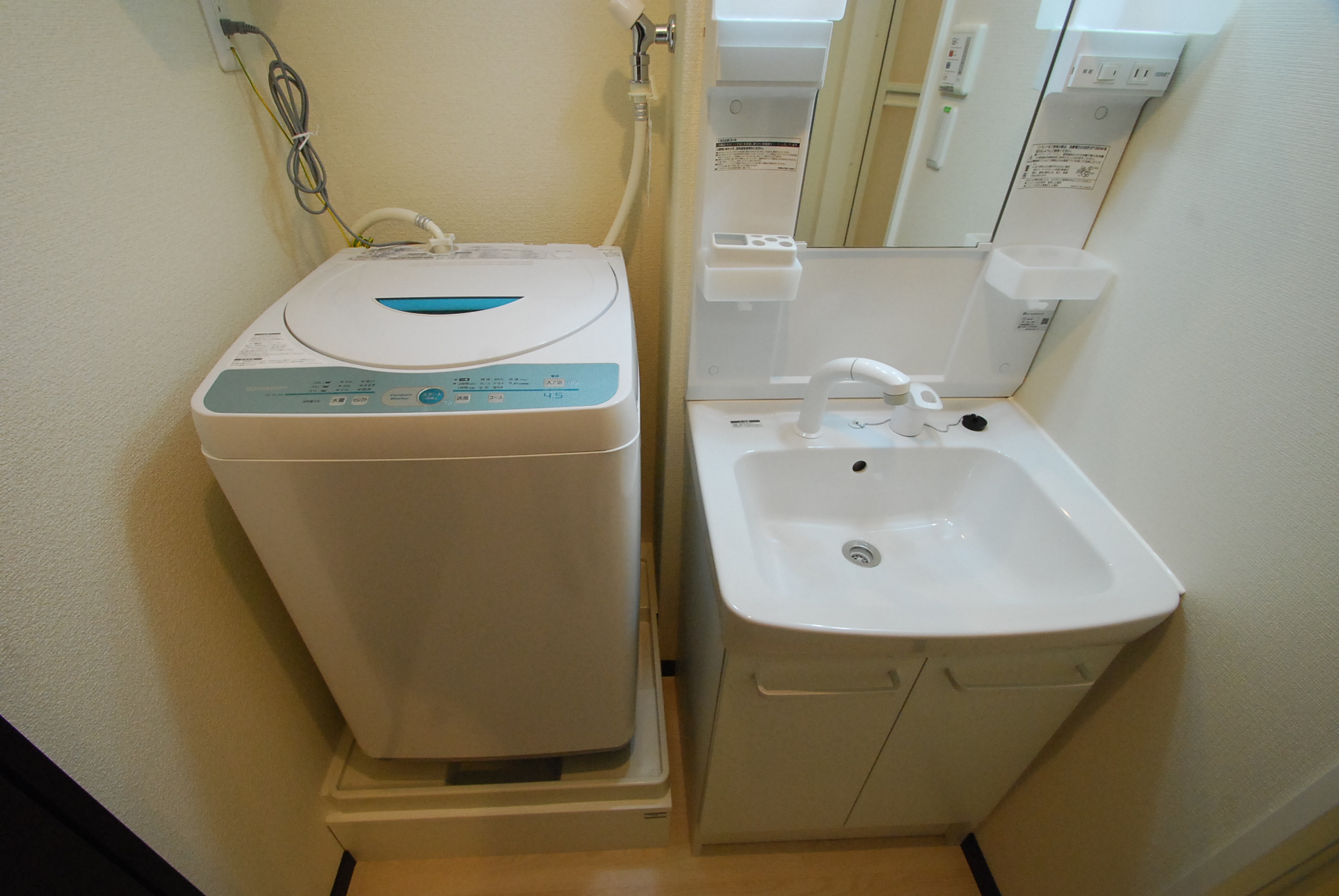 Washroom. Shampoo dresser ・ Washing machine