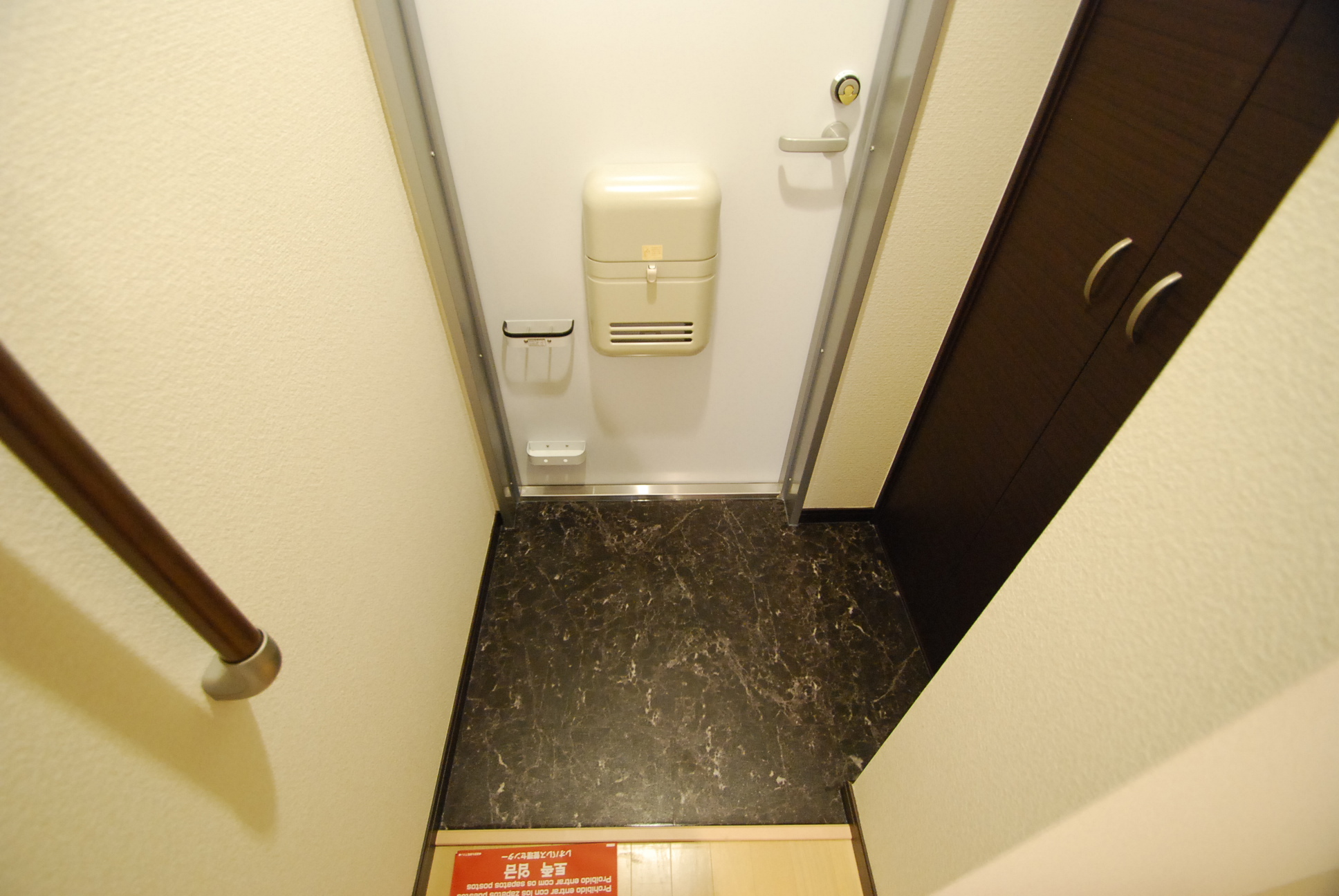 Entrance. With Hiroi cupboard