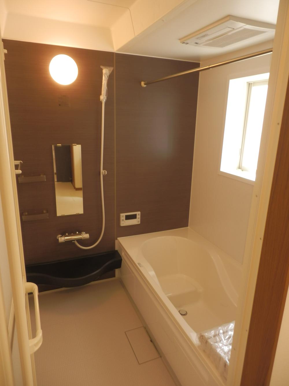 Other Equipment. Plasma cluster mounted, Bathroom Dryer, Is adopted stain-resistant clean floor. Kururin poi drainage port, Hot water is hard to cool down in comfortably wrapped bathtub with a heat insulating material. 