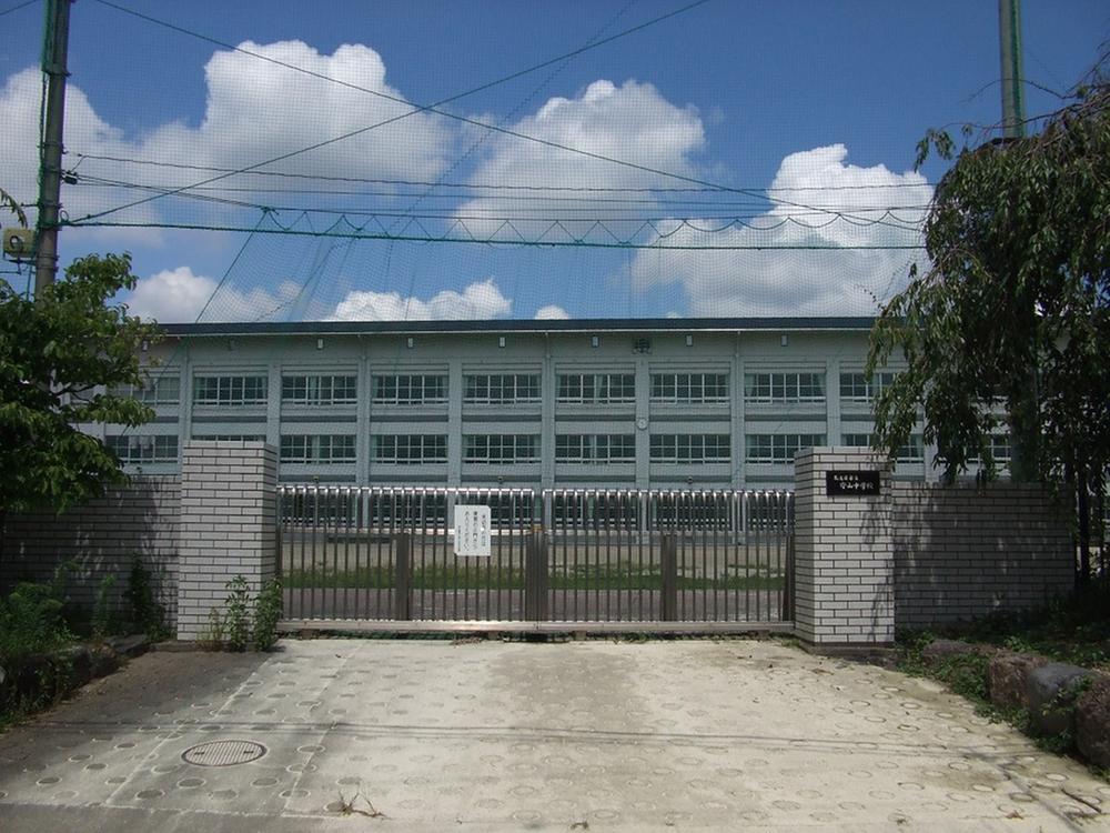 Junior high school. Moriyama 880m until junior high school