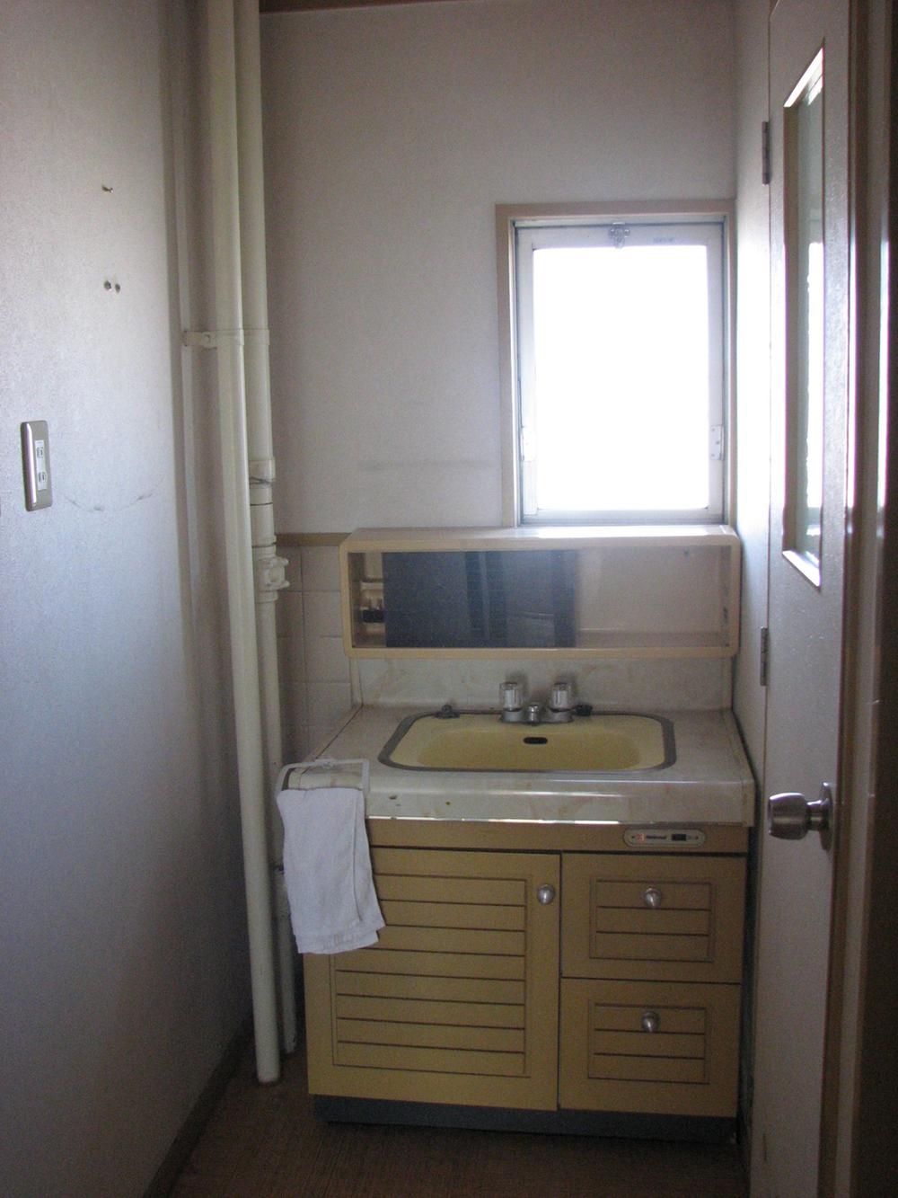 Wash basin, toilet. Indoor (11 May 2013) Shooting