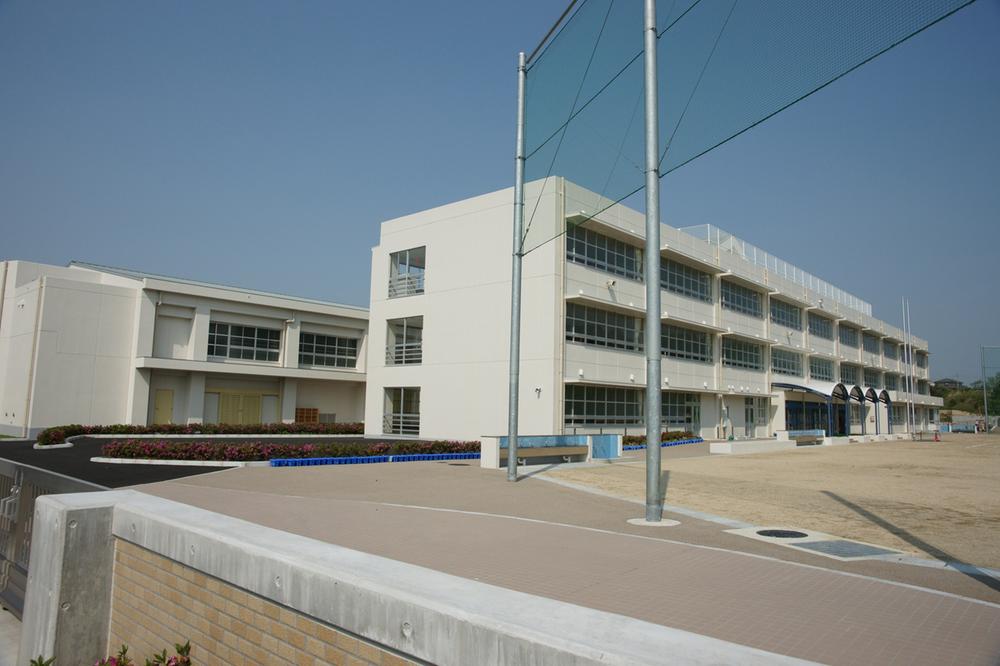 Primary school. Shimoshidami until elementary school 90m