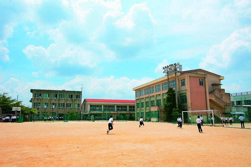Junior high school. Kokorozashidanmi until junior high school 910m