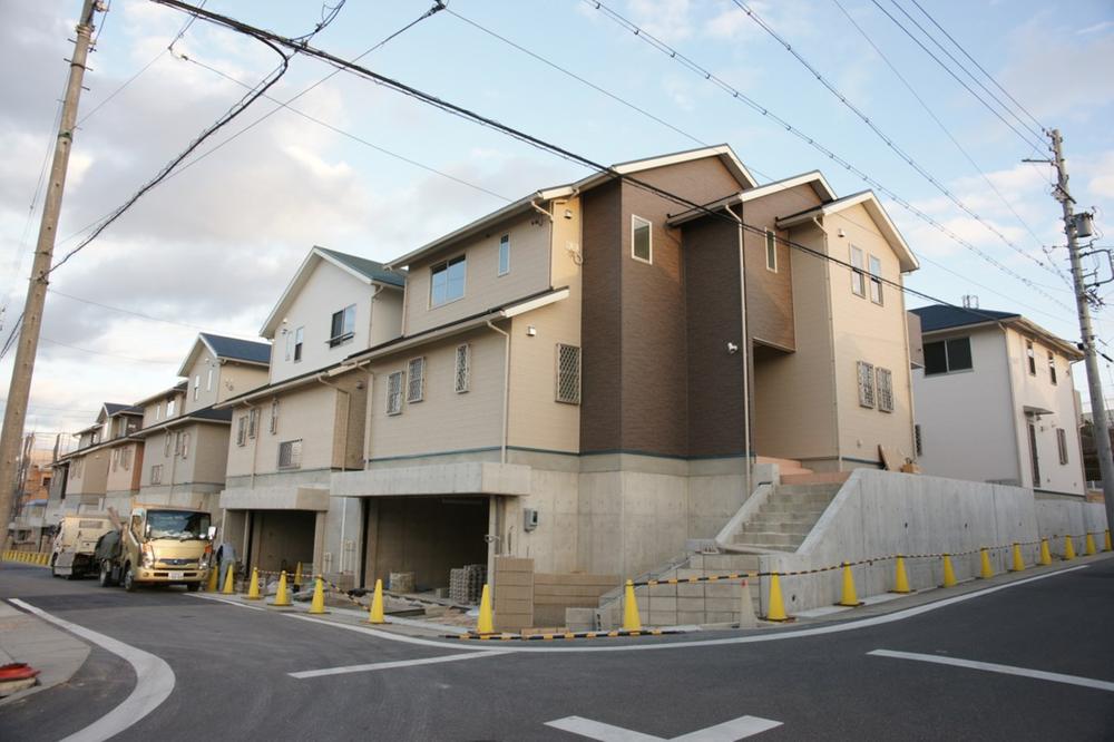 Local photos, including front road. Overlooking the rooftops of VI-2 phase from the indoor (12 May 2013) taken No. 1 northwest side. 