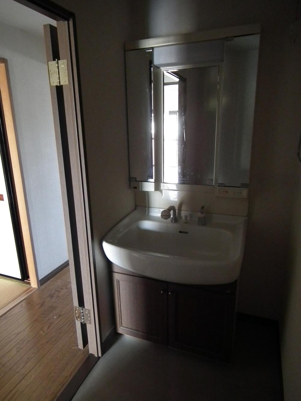 Wash basin, toilet. Local (11 May 2013) Shooting