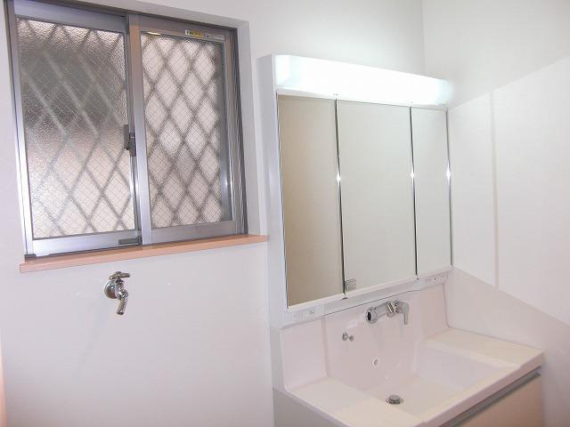 Wash basin, toilet. Three-sided mirror with wide-type shampoo dresser! 